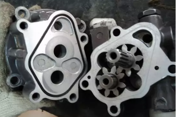 挖掘機(jī)先導(dǎo)泵壓力怎么調(diào)解？