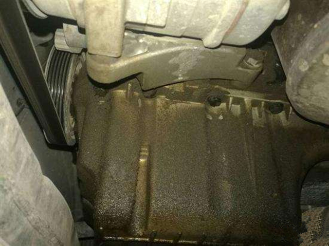 都說發(fā)動機漏油，具體發(fā)動機哪個部位能漏油？