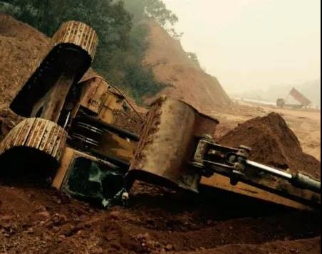 挖機側(cè)翻了怎么辦？處理好這9條能省幾十萬！